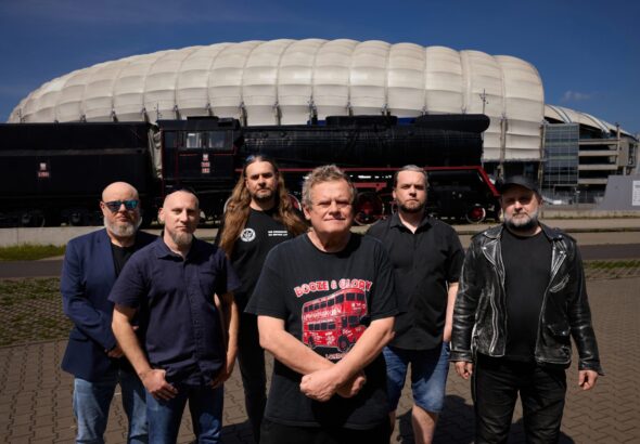 Kazik i Kwartet ProForma powracają i to od razu z bardzo mocnym kawałkiem! Po niemal dokładnie siedmiu latach od premiery ostatniego wspólnego albumu, Kazik Staszewski powraca do grania z poznańskim Kwartetem ProForma. Swoją premierę miał właśnie utwór „Rudy 102”, będący pierwszą od 2017 premierą formacji i zarazem zapowiedzią nowego wspólnego albumu.