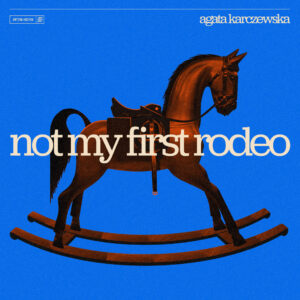 Po udanym debiucie z albumem I’m not Good at Having Fun (2019) i bezkompromisowym projekcie z Johnem Porterem, za który artyści otrzymali Fryderyka (On The Wrong Planet, 2023), Agata Karczewska zapowiada minialbum Not My First Rodeo (wyd. Antena Krzyku), którego premiera zaplanowana jest na 4 grudnia.