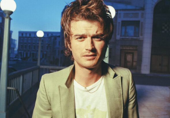 Djo to projekt muzyczny aktora, producenta, autora tekstów Joe Keery’ego, znanego z pracy w przebojowych produkcjach, takich jak „Stranger Things” i „Fargo”. Djo zapowiedział niedawno swój nowy wyczekiwany album „The Crux”, który ukaże się 4 kwietnia. Kolejnym przedsmakiem nadchodzącego albumu jest singiel zatytułowany „Delete Ya”. Djo miał niesamowity rok 2024 dzięki wiralowemu hitowi „End of Beginning”, a rok 2025 zapowiada się jeszcze lepiej. Singiel „Basic Being Basic” szybko wspiął się na listę przebojów Alternative Radio na #15, po tym jak Djo wystąpił w programie The Tonight Show Starring Jimmy Fallon.