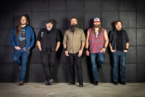Leash Eye od prawie 30 lat podąża utartą muzyczną ścieżką łącząc hard rocka ze stoner i southern metalem. Spajają ciężkie, przesterowane gitary z brudnym brzmieniem organów Hammonda. Tworzą mieszankę, którą nazywają ‘hard truckin’ rock’.