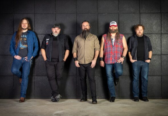 Leash Eye od prawie 30 lat podąża utartą muzyczną ścieżką łącząc hard rocka ze stoner i southern metalem. Spajają ciężkie, przesterowane gitary z brudnym brzmieniem organów Hammonda. Tworzą mieszankę, którą nazywają ‘hard truckin’ rock’.