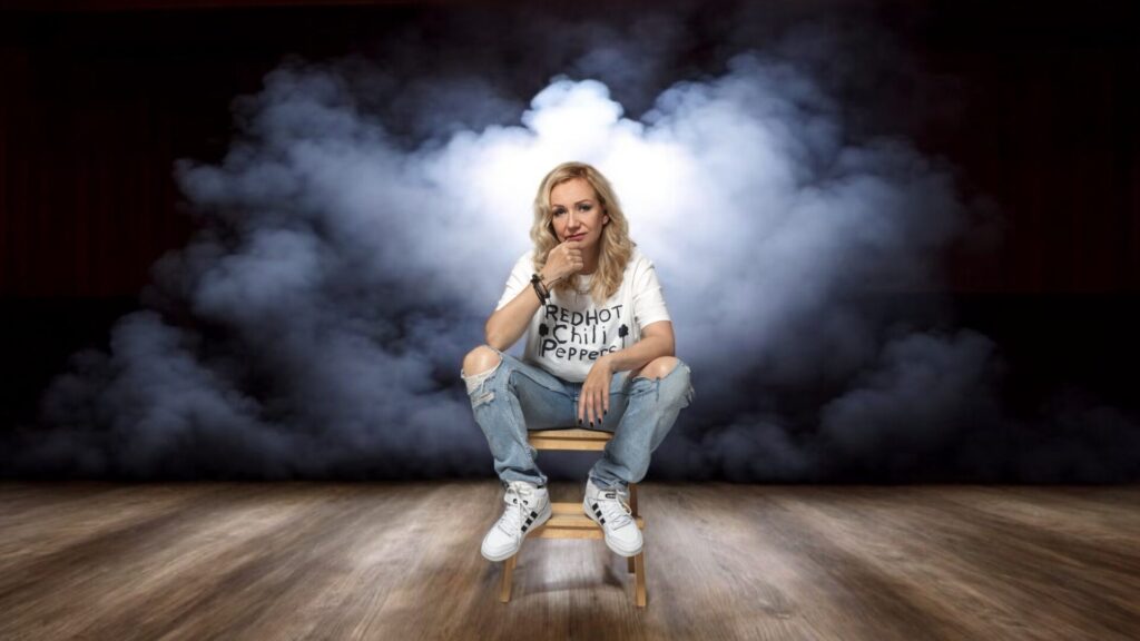Patrycja Kosiarkiewicz siedzi na stołku na tle dymu