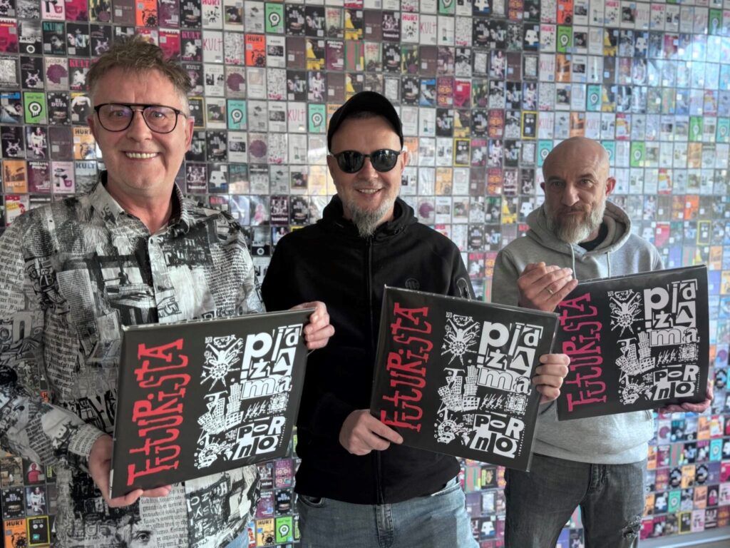Na tę reedycję czekaliśmy bardzo, bardzo wiele lat. Po raz pierwszy w SP Records, po raz pierwszy na winylu - oto jest "Futurista", pierwszy wydany album Pidżamy Porno! Pytacie o ten album od bardzo dawna, wreszcie z duma informujemy, że odpalamy sprzedaż winyli (do 5 maja), płyt CD i kaset!