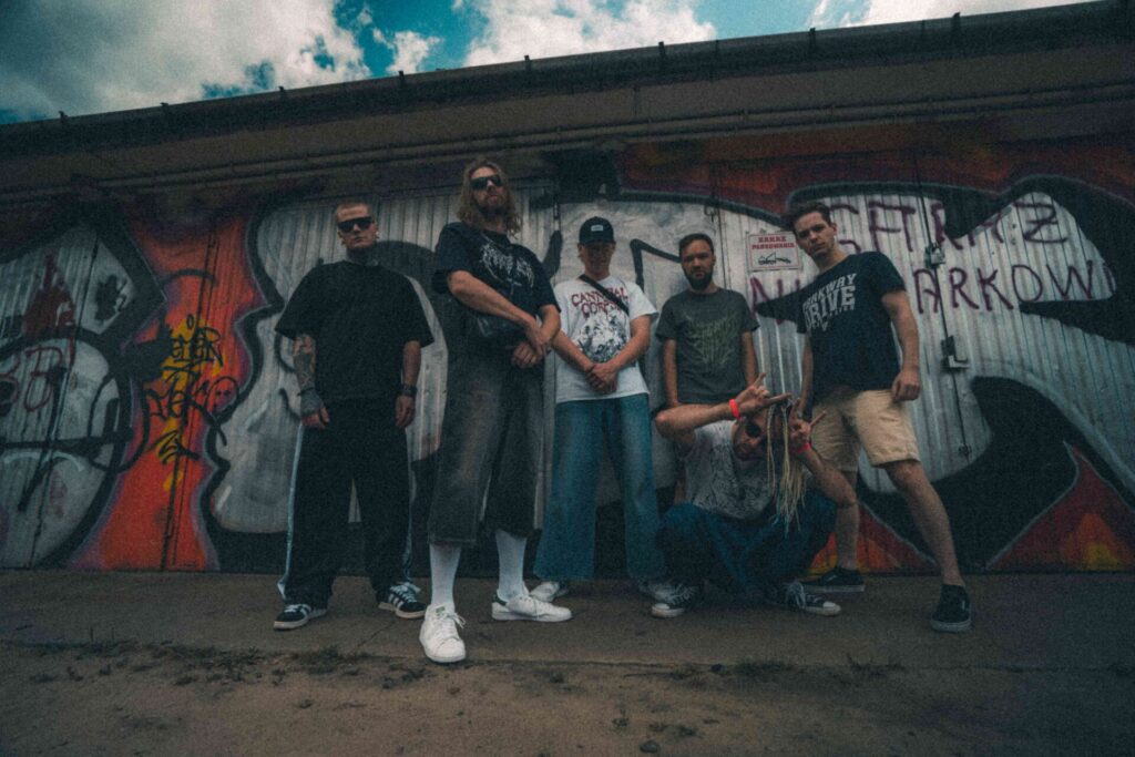 DeadDue to hardcore’owa ekipa z Warszawy, która od sierpnia 2024 roku gra mieszankę hard / death core i numetal. DeadDue powstało z myślą o energii i emocji na scenie i pod nią. Ich muzyka to bezkompromisowe, mocne i odważne spojrzenie na ciężkie granie – bez zahamowań, z czystą wściekłością i buntem. Odważnie mieszają też estetykę polskiego hip-hopu, surowość przekazu i młodzieńczy gniew. Wszystko to podane jest w formie brutalnego, mocnego uderzenia.