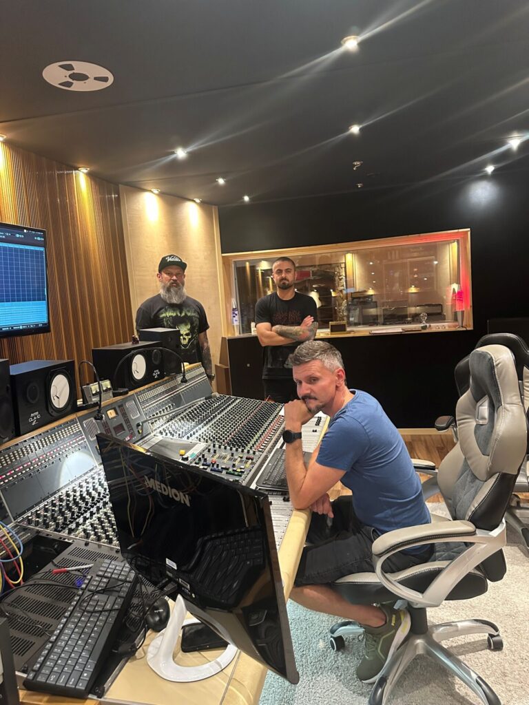 FRONTSIDE WRACA DO STUDIA – NOWY ALBUM W DRODZE! Po raz pierwszy od siedmiu lat zespół Frontside zameldował się w studio.