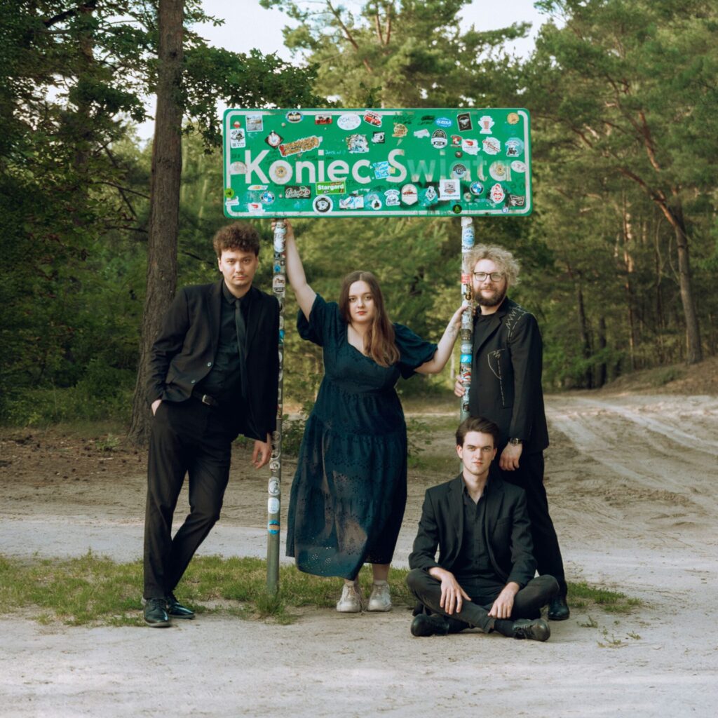 Nowa EP-ka łódzkiego zespołu Heima, "Koniec Świata", to zbiór piosenek, które razem z poprzednią płytą “Świat z tektury” tworzą spójną całość. Wydawnictwo, będące zakończeniem pewnego etapu w historii grupy, koncentruje się na lękach i refleksjach na temat współczesności. Na EP-ce Heima stawia czoła kryzysom – tym osobistym, które rozwalają nas od środka, i tym globalnym, które oglądamy w serwisach informacyjnych