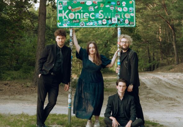 Nowa EP-ka łódzkiego zespołu Heima, "Koniec Świata", to zbiór piosenek, które razem z poprzednią płytą “Świat z tektury” tworzą spójną całość. Wydawnictwo, będące zakończeniem pewnego etapu w historii grupy, koncentruje się na lękach i refleksjach na temat współczesności. Na EP-ce Heima stawia czoła kryzysom – tym osobistym, które rozwalają nas od środka, i tym globalnym, które oglądamy w serwisach informacyjnych