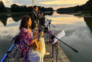 Astrolabe to zespół łączący słowiańską wrażliwość z portugalską nostalgią fado i płynnym rytmem bossa novy. Tworzą go: Krzysia Górniak – polska gitarzystka, kompozytorka i producentka – oraz Rui Teles, wokalista i autor tekstów pochodzący z portugalskiego Aveiro. Ich muzyka to pełen emocji rejs przez świat dźwięków, gdzie jazz spotyka się z południowym słońcem, a melancholia z radością życia.