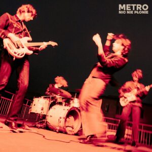 Nic nie płonie" ma szansę stać się kolejną wizytówką zespołu Metro - alternatywnemu brzmieniu, towarzyszy porywająca melodia, a surowość gitar miesza się z gęstą atmosferą wykreowaną przez sekcję rytmiczną. Piosenkę uzupełnia niebanalny - jak zwykle w przypadku Metro - tekst o zderzeniu wyobrażeń z rzeczywistością: