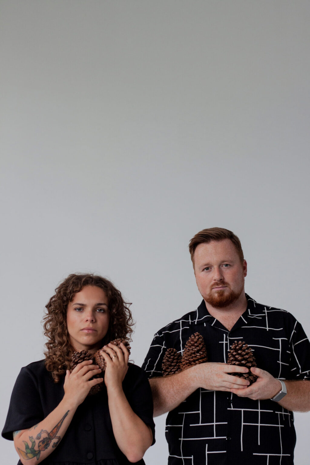 "Plac zabaw” = nowy singiel Tematyka mocno popularna wraz ze wzrostem zainteresowania terminem „wewnętrznego dziecka”. Piosenka ta to instrukcja prowadzenia rozmów z przeszłą i przyszłą wersją siebie - czyli dawanie oraz otrzymywanie wsparcia od bardziej doświadczonej, najbliższej osoby. Przenosimy słuchaczy na „plac zabaw”, na którym można nauczyć się sięgać odważnie i wysoko bez odczuwania presji mijającego czasu. To miejsce, gdzie nuda staje się pięknym punktem wyjściowym dla nowych doświadczeń.