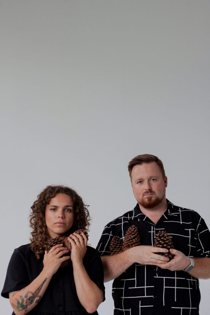 "Plac zabaw” = nowy singiel Tematyka mocno popularna wraz ze wzrostem zainteresowania terminem „wewnętrznego dziecka”. Piosenka ta to instrukcja prowadzenia rozmów z przeszłą i przyszłą wersją siebie - czyli dawanie oraz otrzymywanie wsparcia od bardziej doświadczonej, najbliższej osoby. Przenosimy słuchaczy na „plac zabaw”, na którym można nauczyć się sięgać odważnie i wysoko bez odczuwania presji mijającego czasu. To miejsce, gdzie nuda staje się pięknym punktem wyjściowym dla nowych doświadczeń.