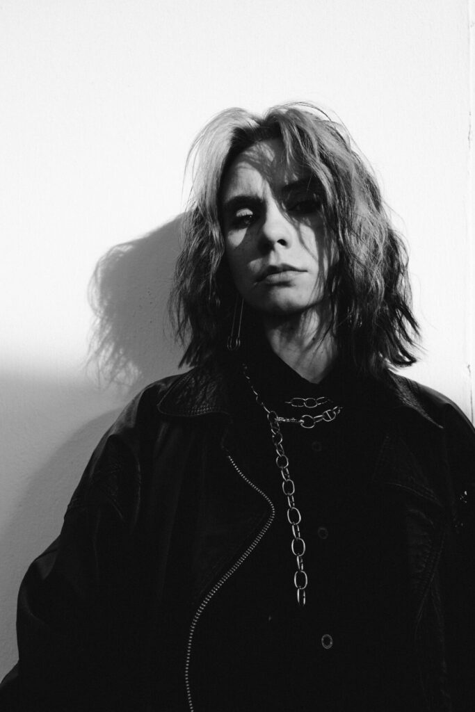 WRONA zapowiada swój najnowszy album emocjonalnym singlem 7 MINUT 7 LAT. Ta melancholijna i minimalistyczna ballada to osobista opowieść artystki, która wraca wspomnieniami do swojego dzieciństwa.