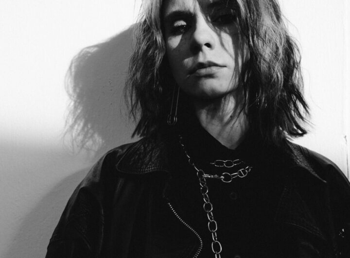 WRONA zapowiada swój najnowszy album emocjonalnym singlem 7 MINUT 7 LAT. Ta melancholijna i minimalistyczna ballada to osobista opowieść artystki, która wraca wspomnieniami do swojego dzieciństwa.