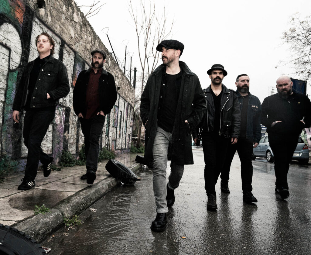 “An Irish Pub Song”, “A Fistful O’ Roses” czy “The Pot & Kettle” to nie tylko dobrze znane fanom zespołu z Sydney szlagiery, ale również piosenki, które w moment poprawią humor i porwą do tańca. Lista hitów grupy jest jednak o wiele dłuższa, a na początku 2025 roku The Rumjacks powiększyli ją o nowe kompozycje, zawarte na wydanej standardowo pod skrzydłami FOUR FOUR płycie “Dead Anthems”. Każdy, kto choć raz doświadczył koncertu zespołu wie, że nie ma możliwości, by wyjść z niego w złym humorze. Grupa powróci do naszego kraju ze swoimi energicznymi występami w marcu i zagra 3 koncerty: w Poznaniu, Krakowie i Warszawie.