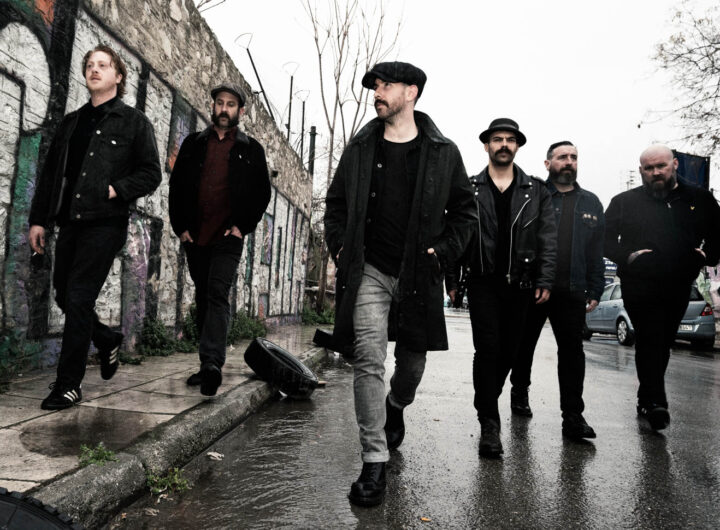 “An Irish Pub Song”, “A Fistful O’ Roses” czy “The Pot & Kettle” to nie tylko dobrze znane fanom zespołu z Sydney szlagiery, ale również piosenki, które w moment poprawią humor i porwą do tańca. Lista hitów grupy jest jednak o wiele dłuższa, a na początku 2025 roku The Rumjacks powiększyli ją o nowe kompozycje, zawarte na wydanej standardowo pod skrzydłami FOUR FOUR płycie “Dead Anthems”. Każdy, kto choć raz doświadczył koncertu zespołu wie, że nie ma możliwości, by wyjść z niego w złym humorze. Grupa powróci do naszego kraju ze swoimi energicznymi występami w marcu i zagra 3 koncerty: w Poznaniu, Krakowie i Warszawie.