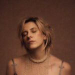 Grudzień to pierwszy singiel zapowiadający nowy, w pełni akustyczny, solowy album Zagi. To materiał nagrany całkowicie samodzielnie — bez producentów i bez zespołu — w domowych warunkach. Tylko głos, gitara i akustyczne eksperymenty. Swoisty powrót do źródła.