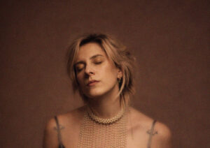 Grudzień to pierwszy singiel zapowiadający nowy, w pełni akustyczny, solowy album Zagi. To materiał nagrany całkowicie samodzielnie — bez producentów i bez zespołu — w domowych warunkach. Tylko głos, gitara i akustyczne eksperymenty. Swoisty powrót do źródła.