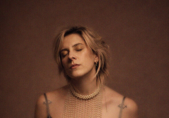 Grudzień to pierwszy singiel zapowiadający nowy, w pełni akustyczny, solowy album Zagi. To materiał nagrany całkowicie samodzielnie — bez producentów i bez zespołu — w domowych warunkach. Tylko głos, gitara i akustyczne eksperymenty. Swoisty powrót do źródła.